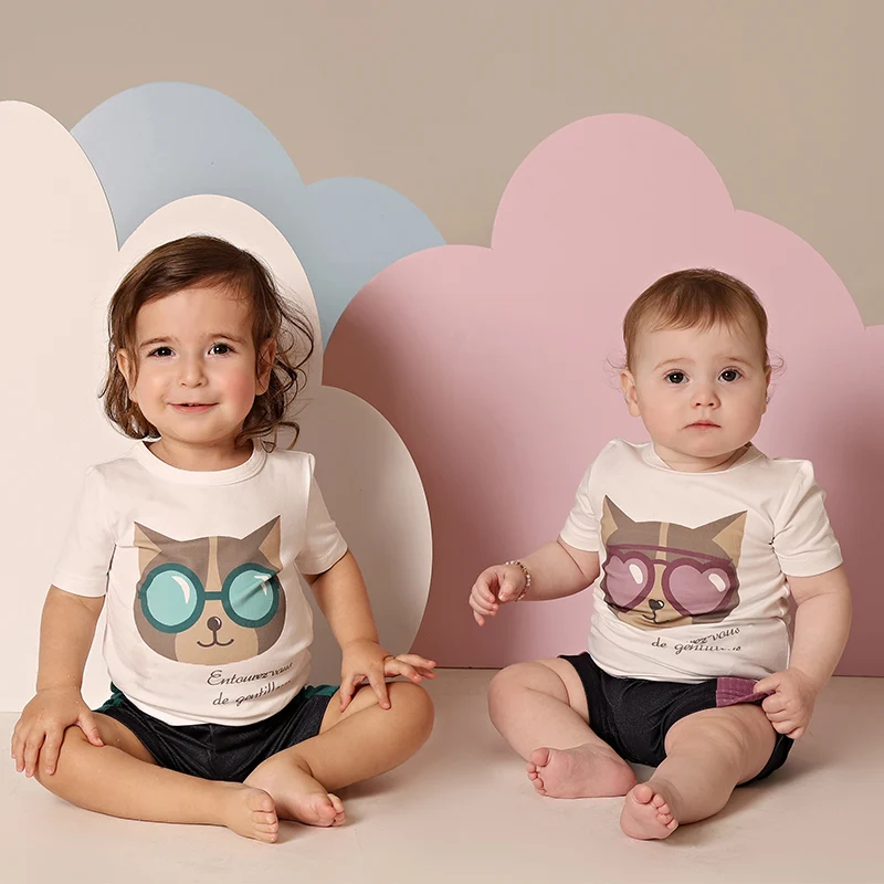 AA SS25 Ropa para niños Niño y niña Gato con gafas de sol Camiseta estampada con mezclilla y falda/polainas acanaladas Ropa casual para niños - imagen 2