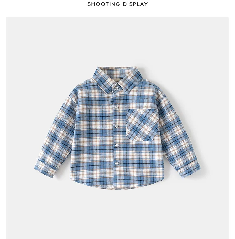 Camisa holgada usada como abrigo ligero infantil