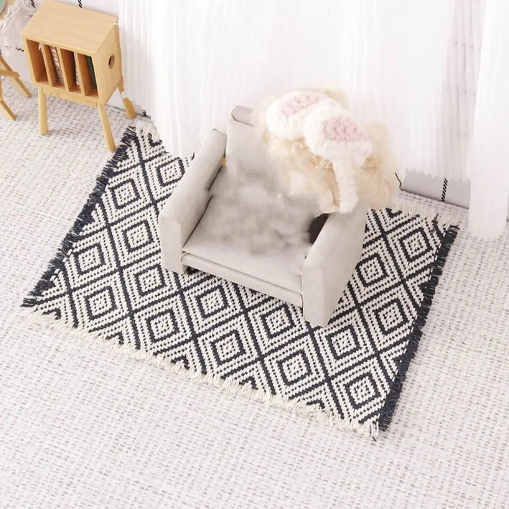 Alfombra de borla con borde blanco y negro para casa de muñecas - imagen 3
