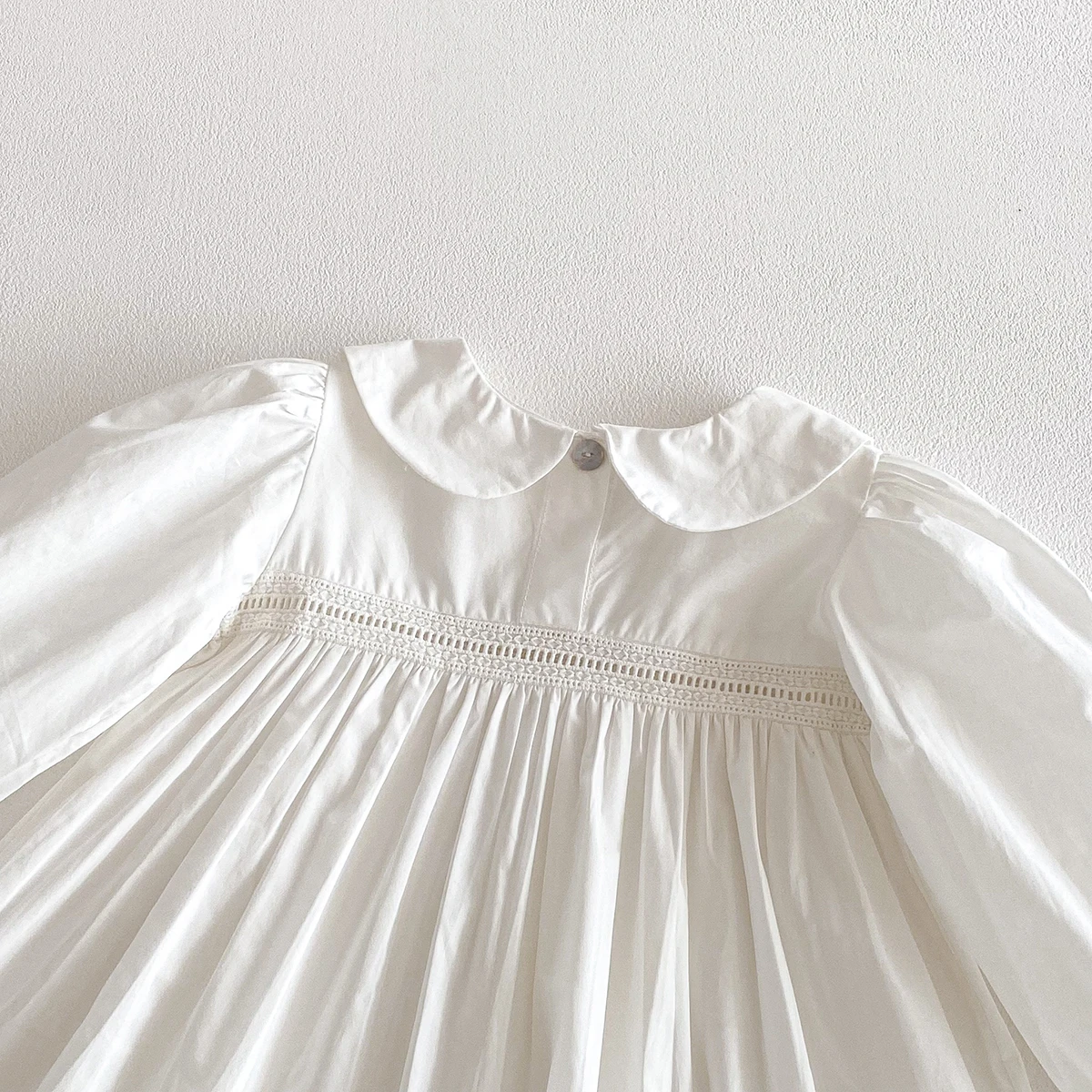 Vestido blanco de algodón para niña con cuello Peter Pan y encaje - imagen 4