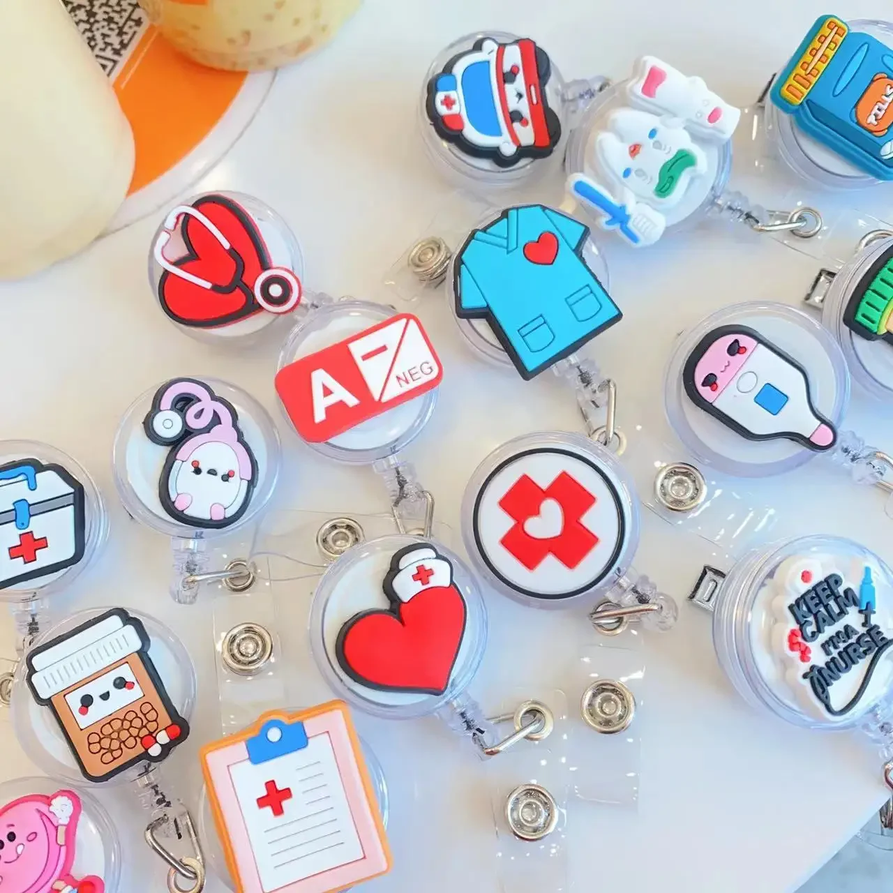 Porta credencial infantil con cordón para carnet médico o enfermera - imagen 5