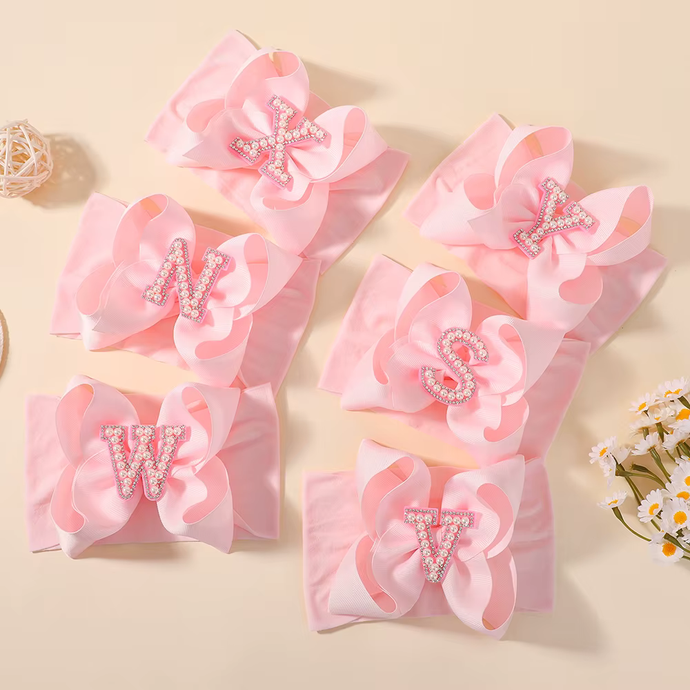 Diadema de perlas con lazo rosa grande para niña – banda nailon suave - imagen 2