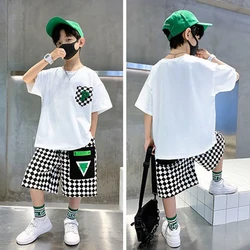 Conjunto veraniego infantil con camiseta de letras y shorts a cuadros