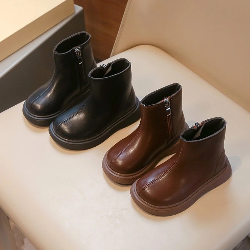 Bota de nieve para niños, otoño 2021, nueva bota cálida de felpa para bebé, zapatos antideslizantes de estilo británico a la moda para niñas, botas cortas versátiles para hombres y mujeres
