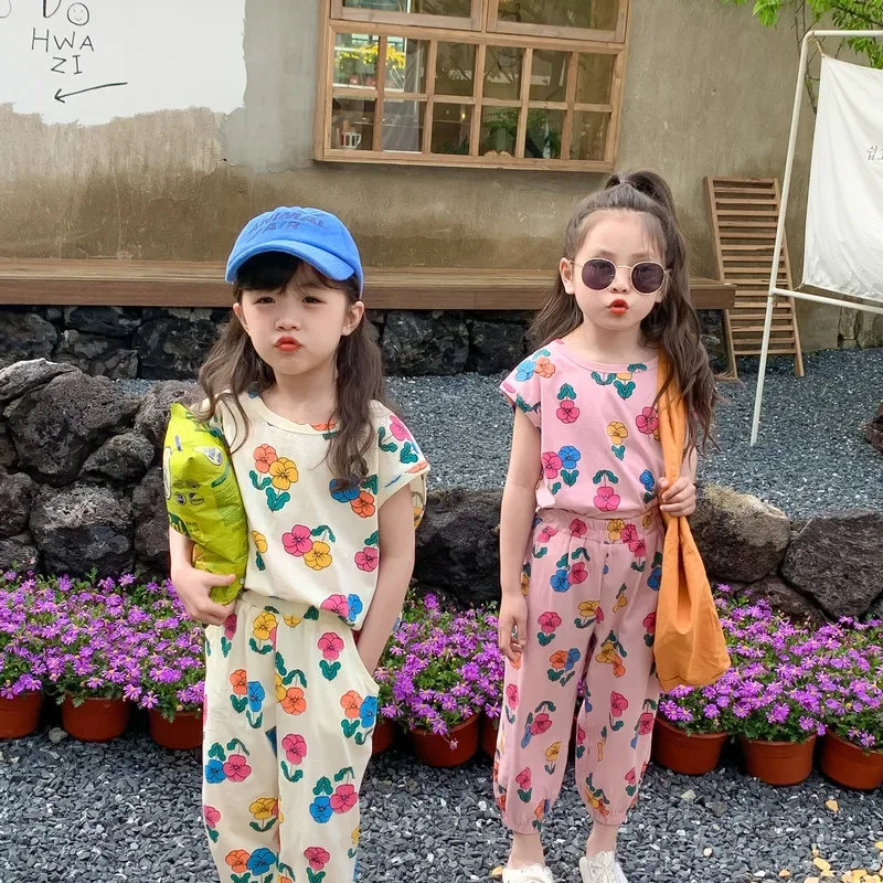 Conjunto veraniego bebé niña chaleco algodón pantalones capri flores