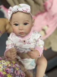 Muñeca reborn realista de vinilo y silicona – Acabado artesanal