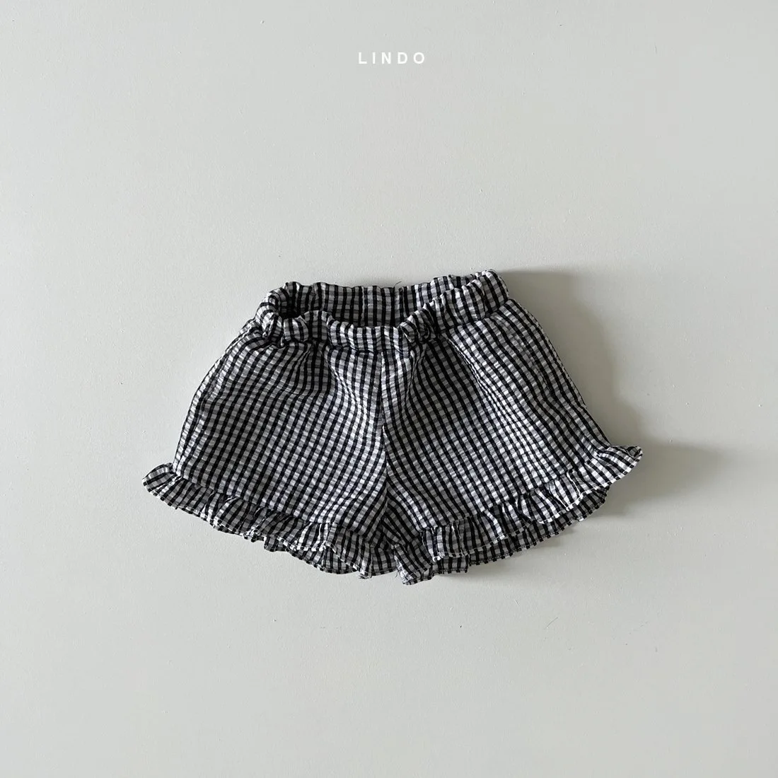 Conjunto bebé niña a cuadros – Camiseta manga volante y pantalón corto - imagen 2