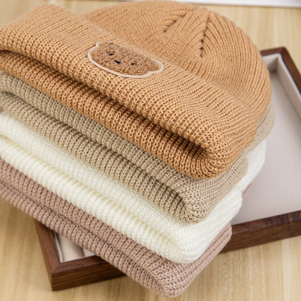 Detalle del parche de oso cosido en el gorro