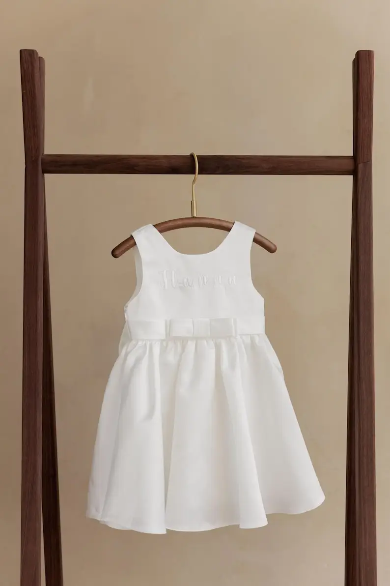 Vestido de niña de flores bordado personalizado: vestido de fiesta de satén suave, ropa de niña, vestido blanco para niña