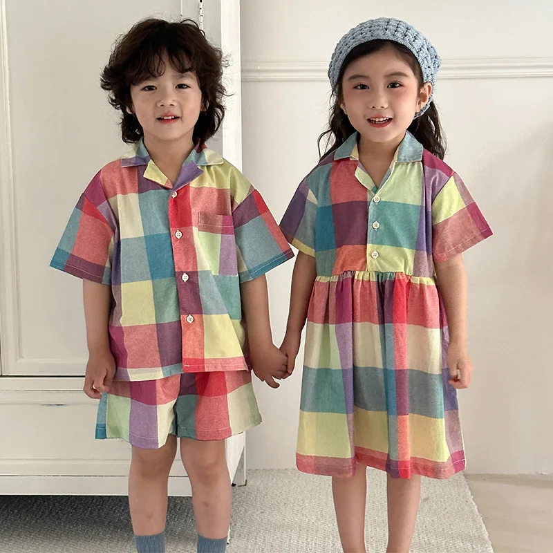 Conjunto de camisa de verano para niños, estilo de vacaciones, manga corta y pantalones cortos, 2 uds., vestido a cuadros colorido para niñas, traje para hermanos