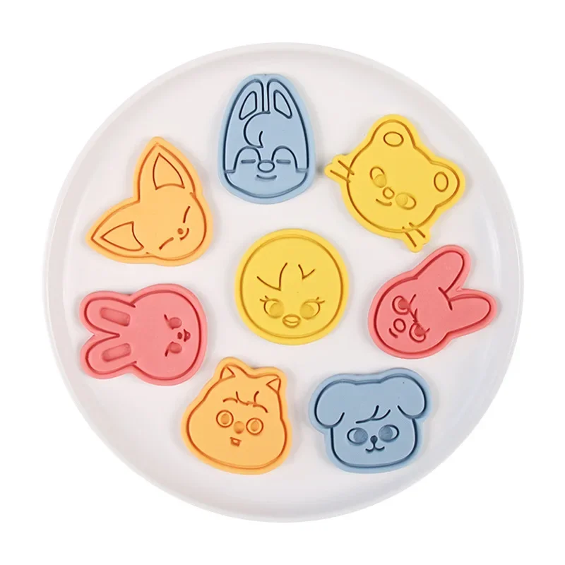 1/8 Uds. Herramienta bonita para galletas de Anime SKZ ooed accesorios de panadería de dibujos animados moldes creativos para galletas molde para hornear suministros de cocina regalos 2024 - imagen 5