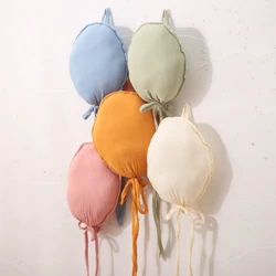 Decoración infantil con guirnalda de globos de algodón y almohada