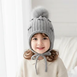 Gorro de invierno grueso con protección para los oídos y pompones