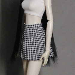 Ropa para muñecas: falda plisada y chaleco con encaje