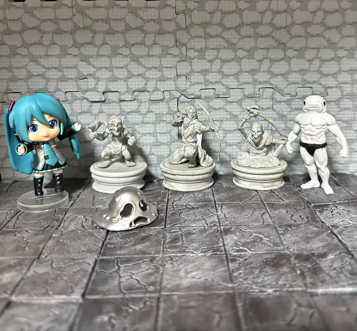 Vista de las cinco figuras de la serie