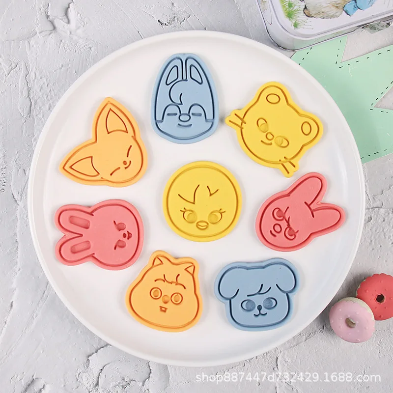 1/8 Uds. Herramienta bonita para galletas de Anime SKZ ooed accesorios de panadería de dibujos animados moldes creativos para galletas molde para hornear suministros de cocina regalos 2024