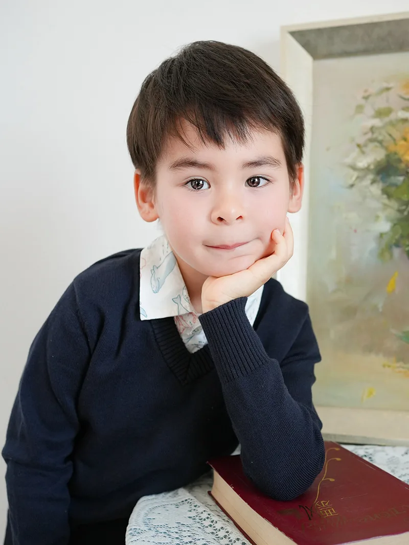 Niño usando el suéter en entorno escolar