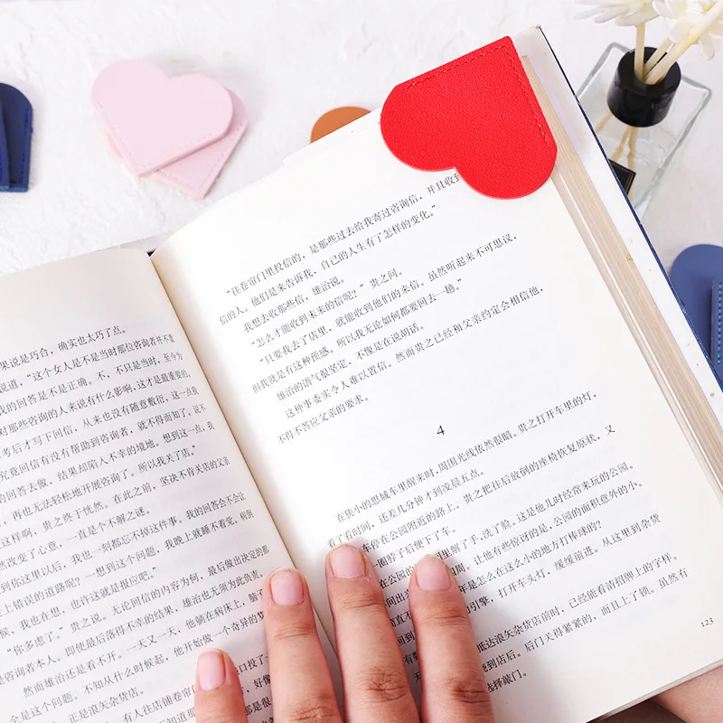 Marcador para libros creativo de cuero PU, marcador de libros de lectura con corazón de amor, marcador de página de libro, suministros de papelería, marcapáginas para estudiantes, regalo