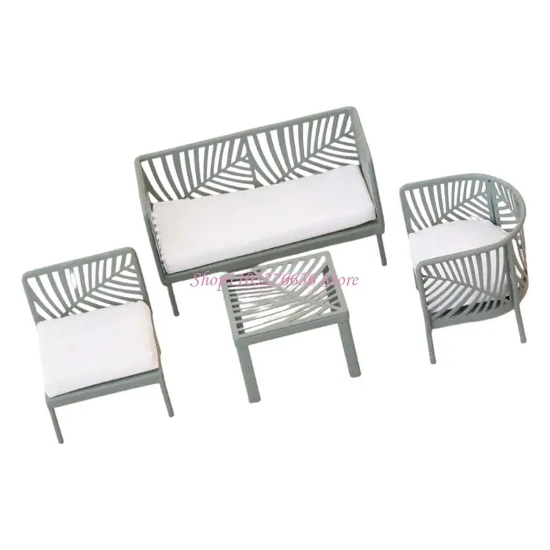 Sillón infantil de mimbre en ambiente de casa de muñecas
