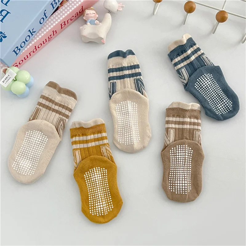 3 par/lote calcetines antideslizantes con letras para bebé, calcetines cortos de algodón suave para niños pequeños, calcetines bonitos a rayas para niños y niñas de 0 a 5 años - imagen 4