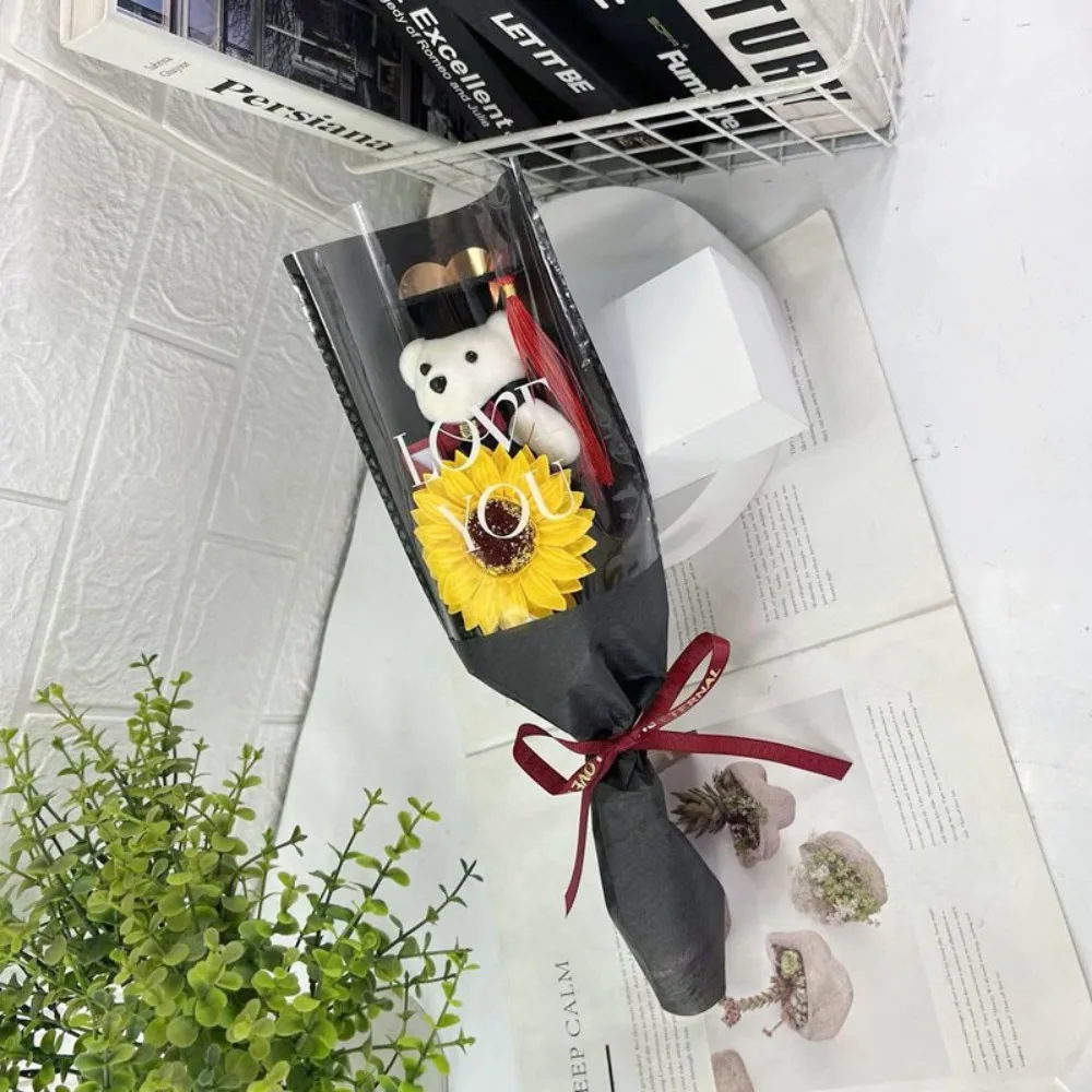 Ramo oso peluche con flores de girasol para graduación - imagen 2