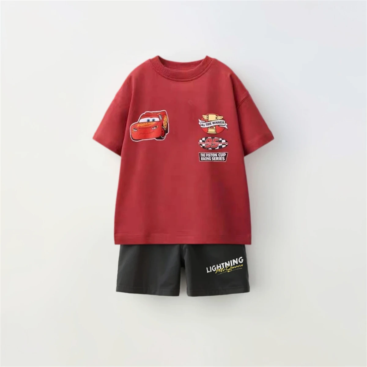 Camiseta roja + trajes cortos para niños, camisetas de moda para niños, pantalones cortos sueltos, camisetas con estampado de coche pequeño de dibujos animados, pantalones cortos sueltos, conjunto de 2 piezas para niños pequeños