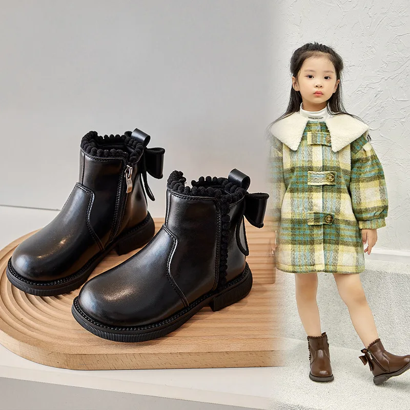 2025 lindos botines de cuero PU con pompón para niños, zapatos de invierno de terciopelo muy cálidos para niñas, zapatos de estudiante con nudo de mariposa a la moda de tacón bajo - imagen 2