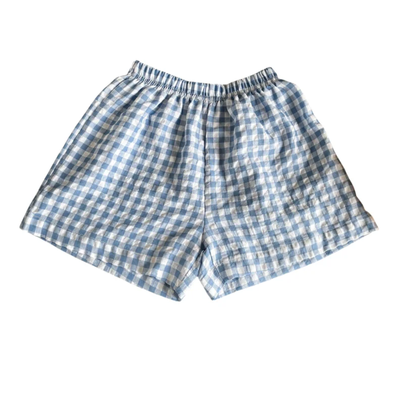 Vista frontal del pantalónshorts con patrón a cuadros