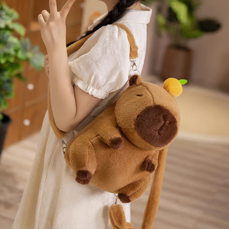 Mochila capibara felpa Kawaii – Diseño adorable con lazo para niño - imagen 3