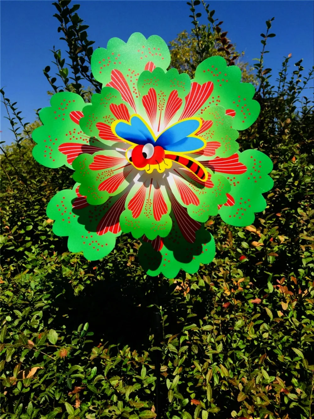 Molino de viento infantil girando al aire libre