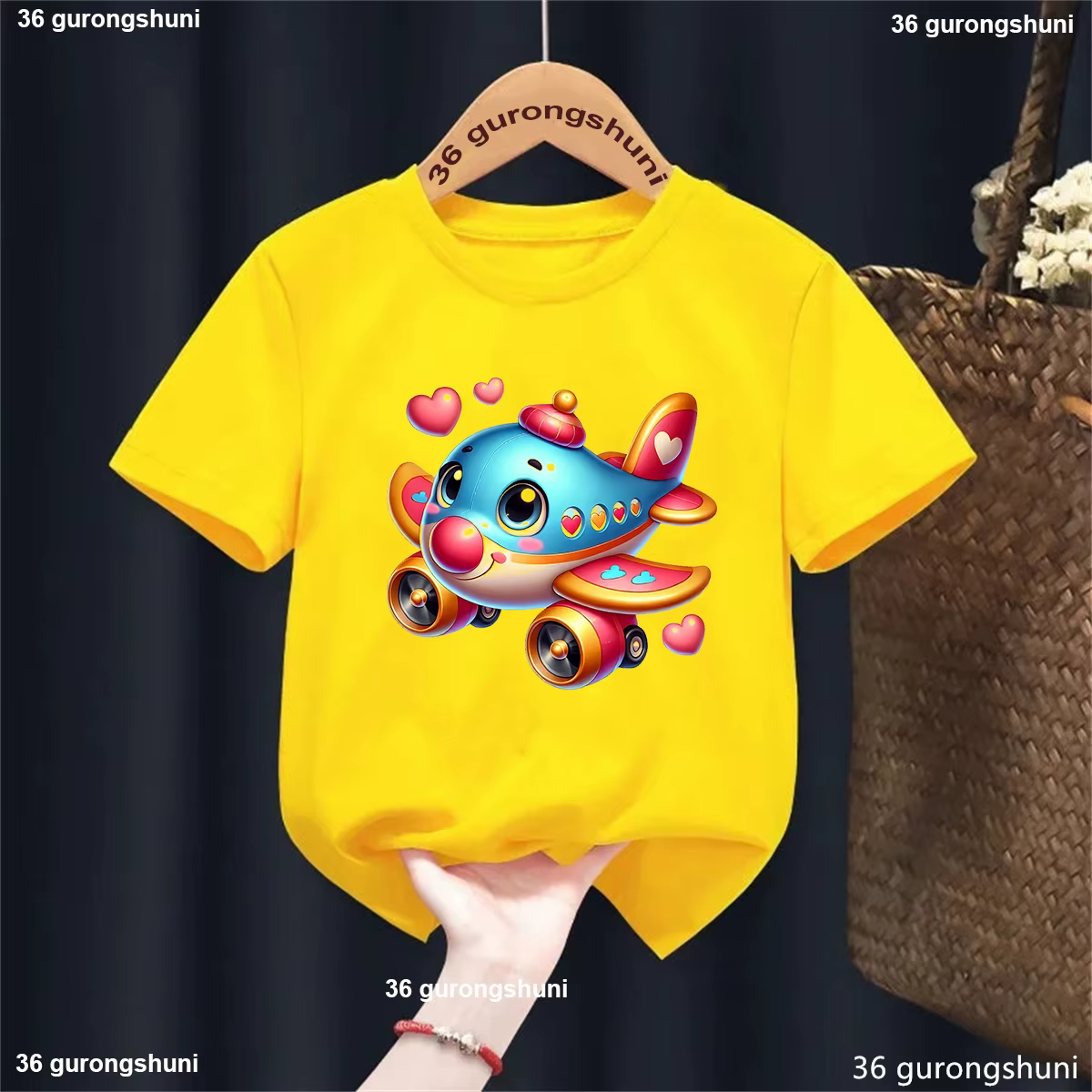 Camiseta infantil divertida con estampado amor y flores