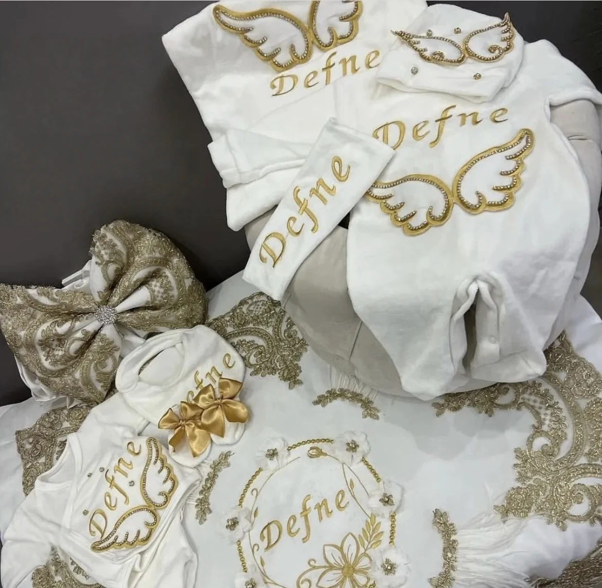 Dollbling, 10 Uds., trajes con alas, cualquier nombre, conjunto de regalo personalizado con bordado de madera dulce, pijamas para bebé, sombrero, vestido Ceremonial de bienvenida a casa