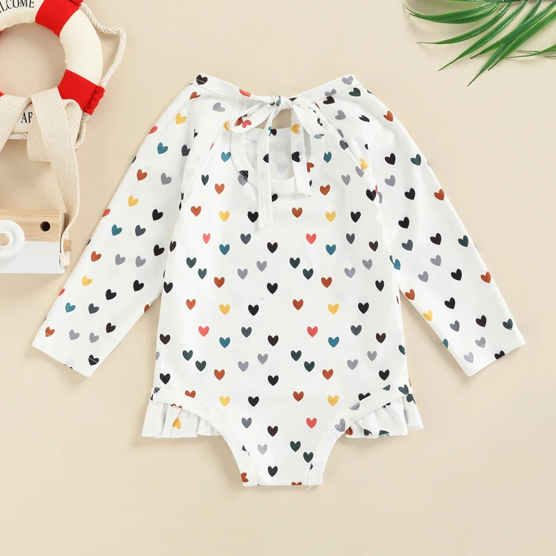 Detalle estampado floral y corazones bañador Tregren niña