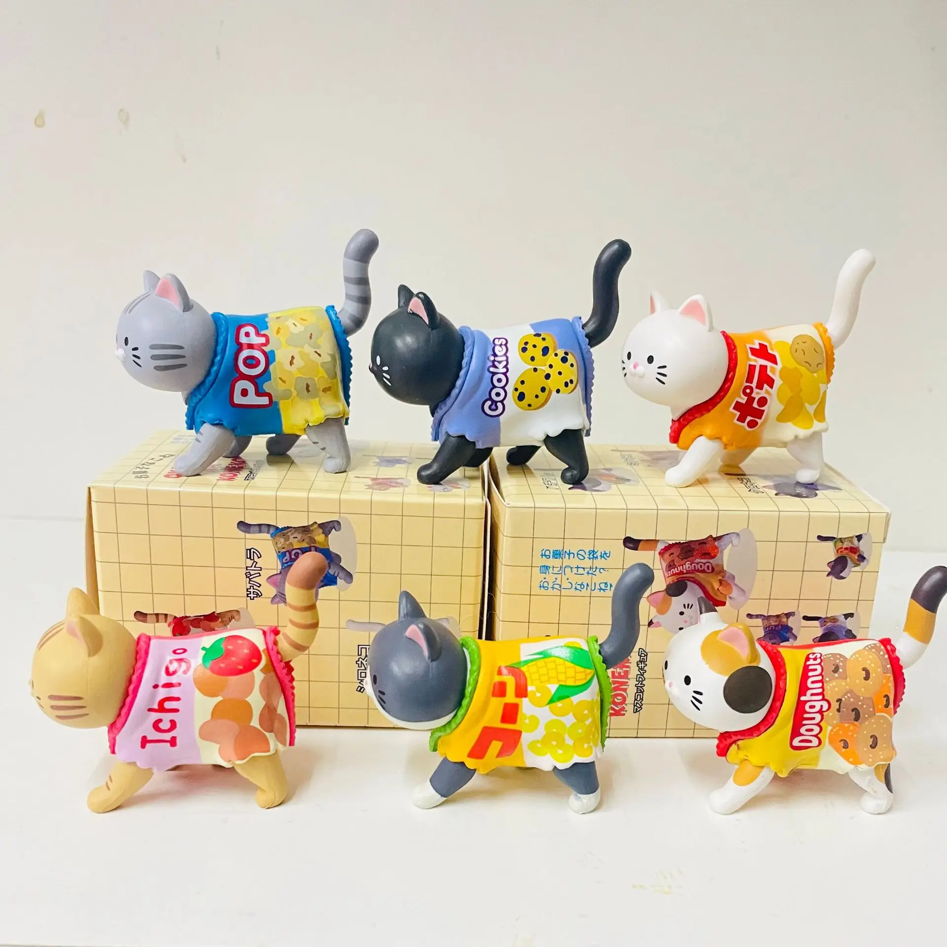 Detalle de las figuras de gato de la colección