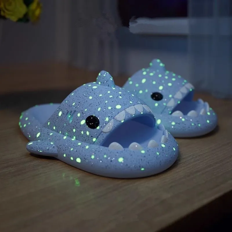 Zapatillas luminosas de tiburón para parejas, zapatos de verano a la moda para el hogar y la playa, bonito diseño de dibujos animados que brilla en la oscuridad para hombres y mujeres - imagen 4