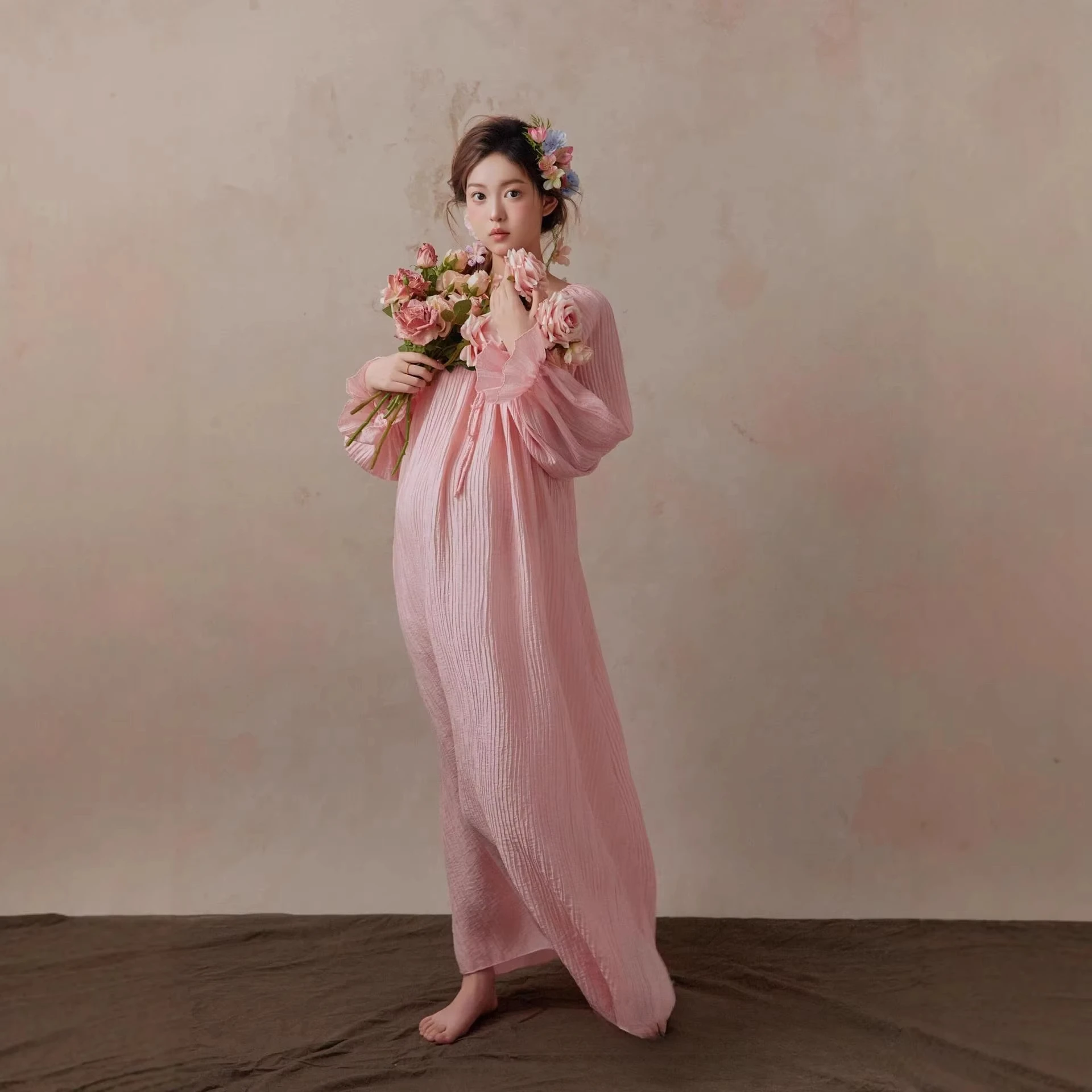 Vestido premamá rosa elegante – estilo francés para sesión de fotos