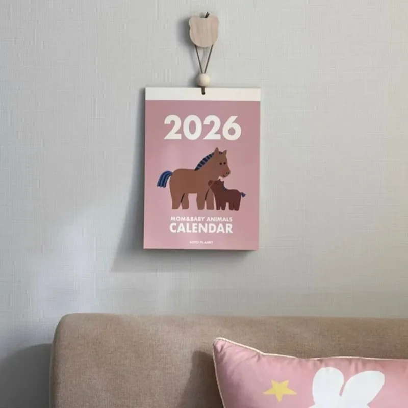Calendario de pared de estilo coreano del Año del Caballo 2026: lindo diseño de Pony, decoración minimalista y accesorio fotográfico perfecto para el hogar.