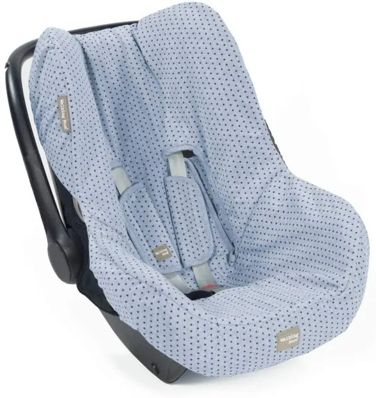 Un asiento de bebé azul y blanco con un mango negro