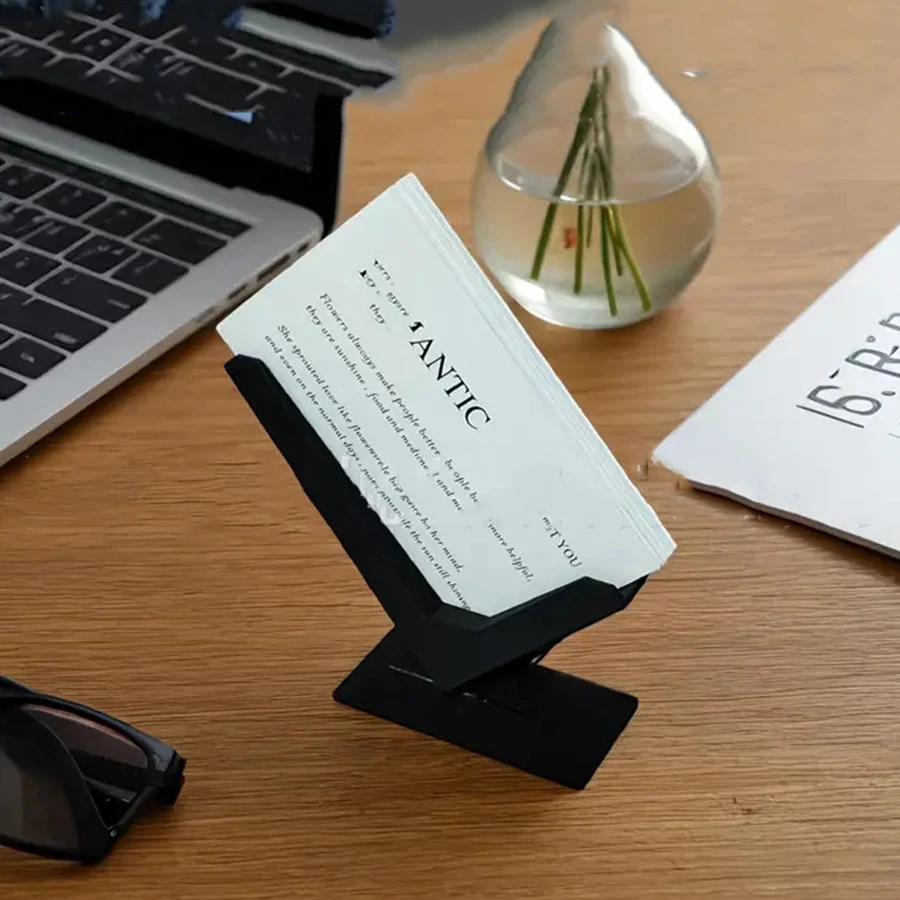 Tarjetero minimalista sobre escritorio