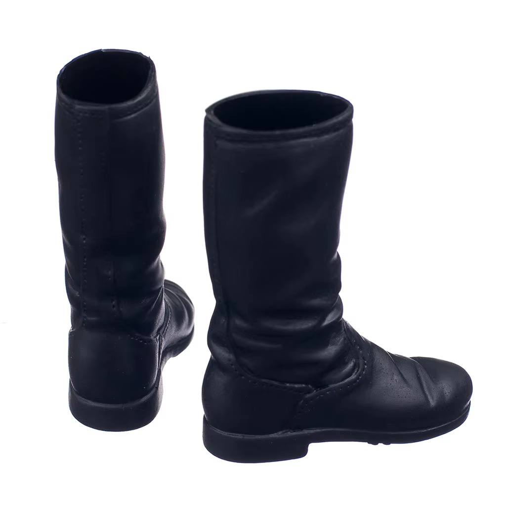 Botas negras detalladas para muñecas