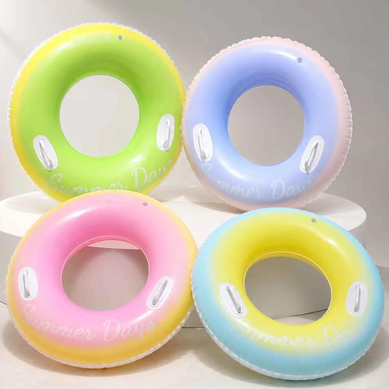 Flotador inflable con asas y diseño degradado para piscina verano - imagen 4
