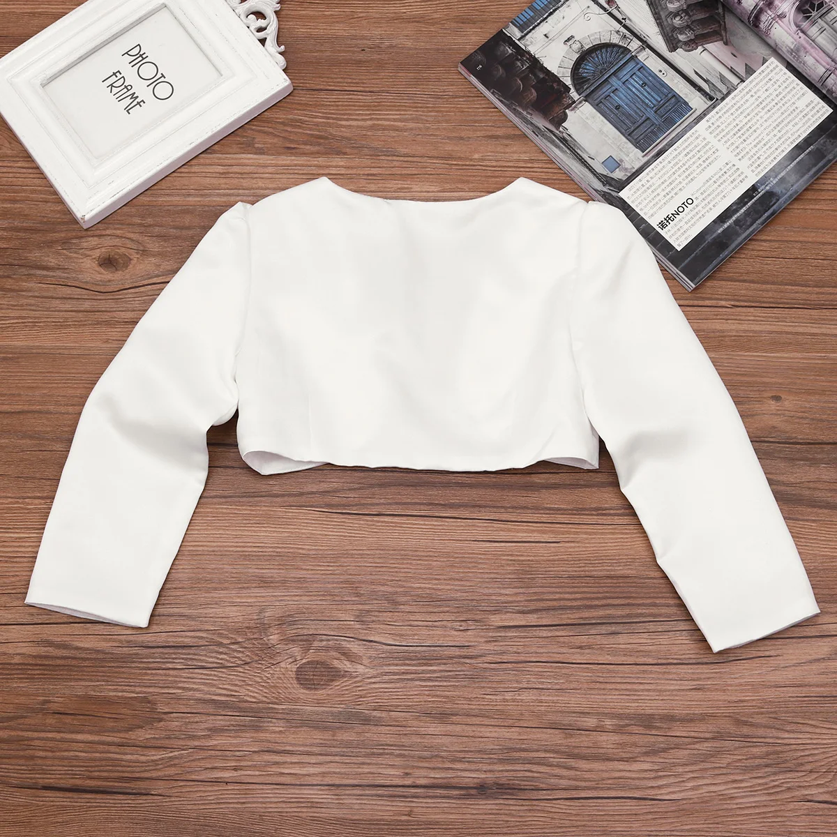 Vista del conjunto: bolero como capa sobre vestido