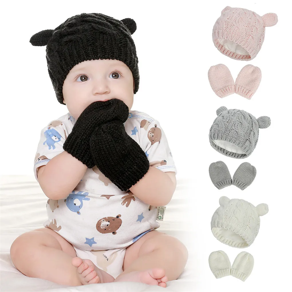 Bebé con gorro y guantes grises