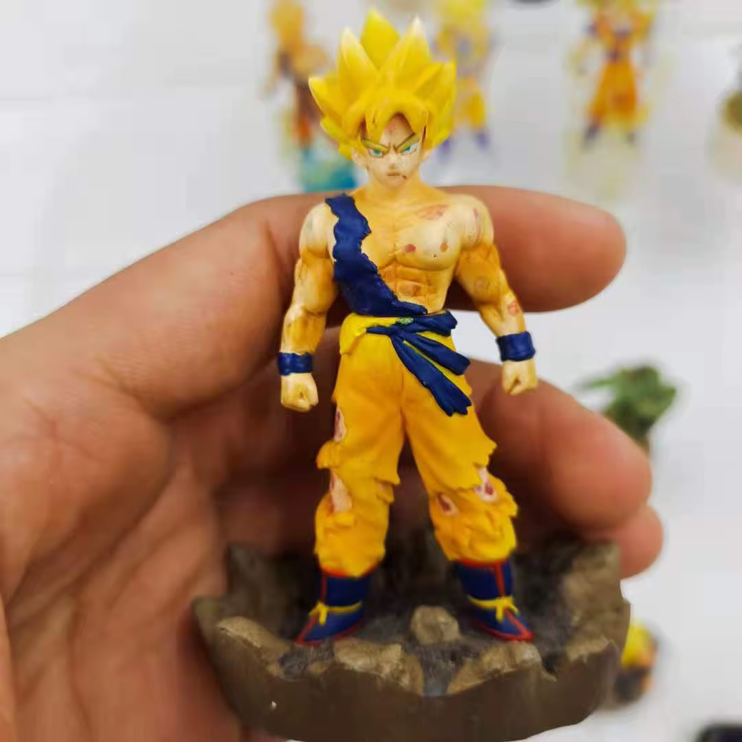 Cápsulas Gacha abiertas con figuras