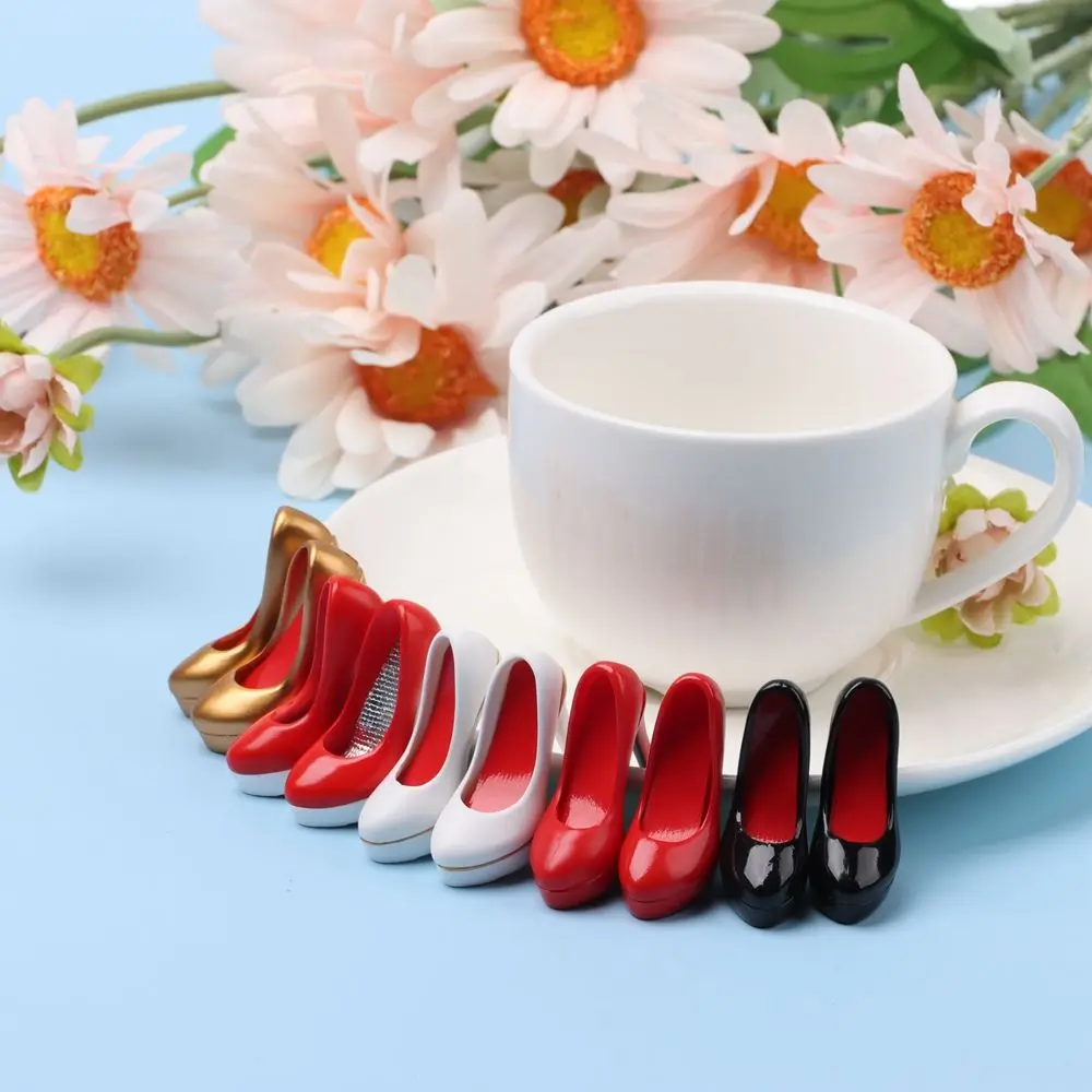 Zapatos de tacón blanco brillante para muñecas de 30 cm