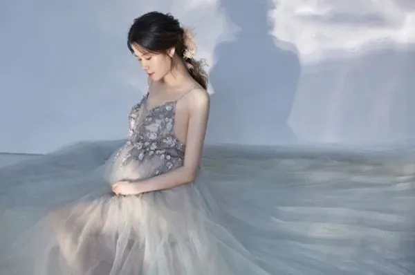Vestido elegante para fotografía de maternidad