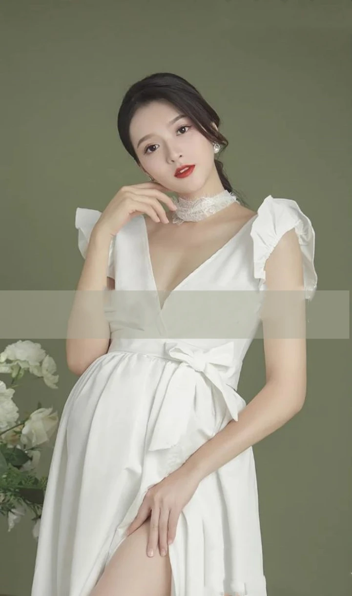 Vestido de maternidad blanco visto desde atrás