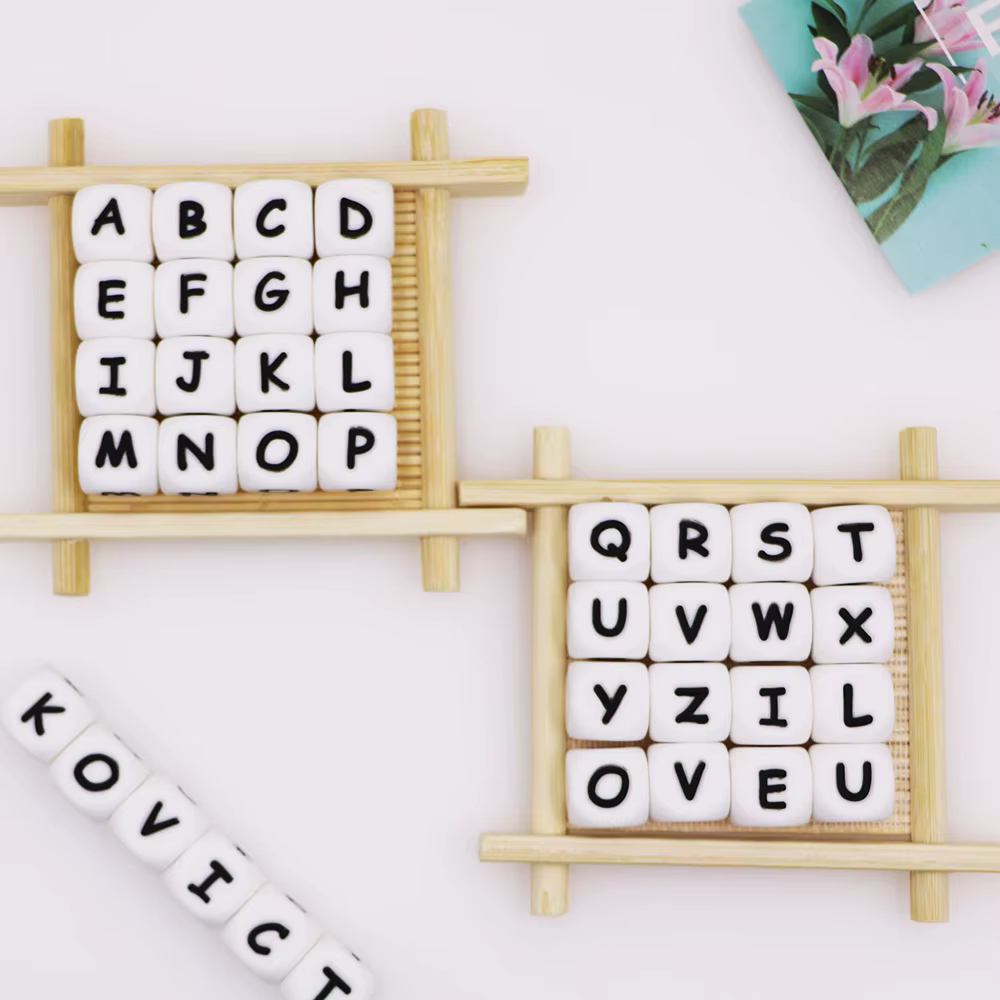 Cuentas de letras sueltas multicolores