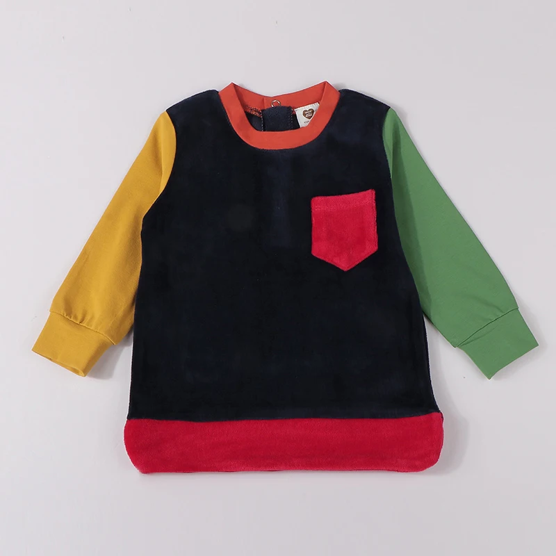 Camiseta infantil de terciopelo con bolsillo de contraste