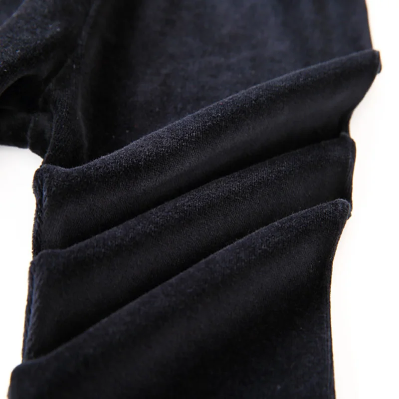 Conjunto terciopelo negro para bebé con parches estrella y corazón - imagen 3